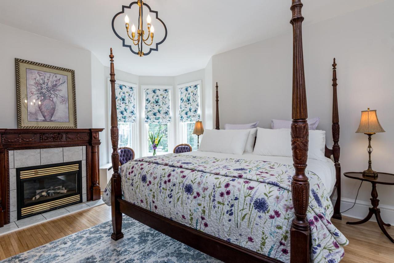 The Secret Garden Inn 金斯顿 外观 照片
