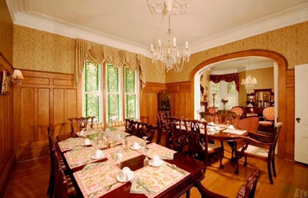 The Secret Garden Inn 金斯顿 外观 照片