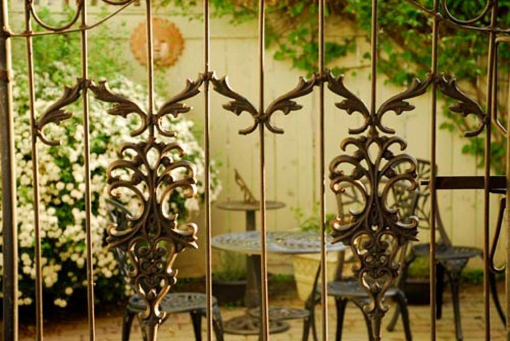 The Secret Garden Inn 金斯顿 外观 照片