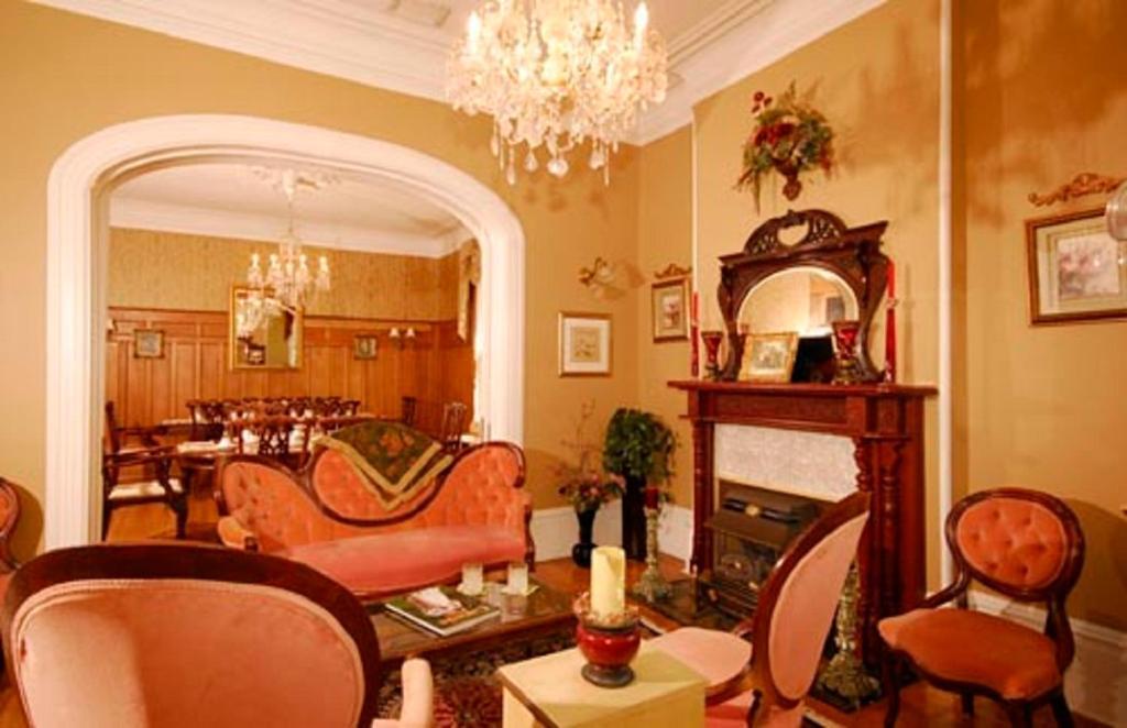 The Secret Garden Inn 金斯顿 外观 照片